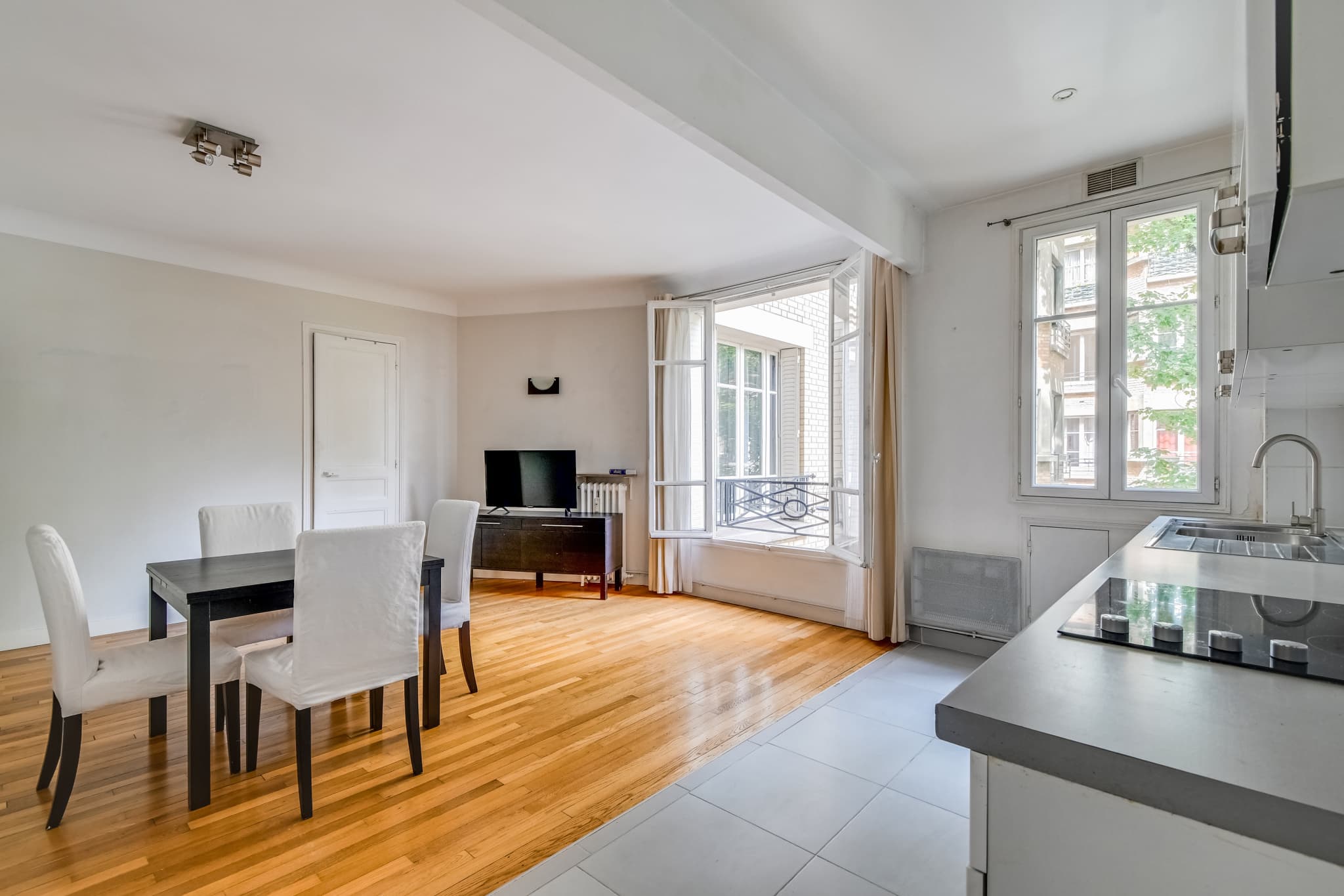 Appartement deux pièces rue du Dobropol